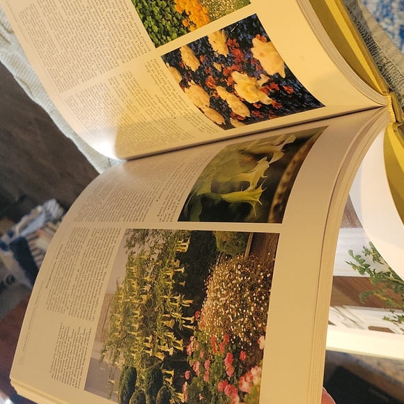 Book,Flower,"Growing Fragrant  Flowers" Lg.Coffee table book.Like NEW - Picture 4 of 16